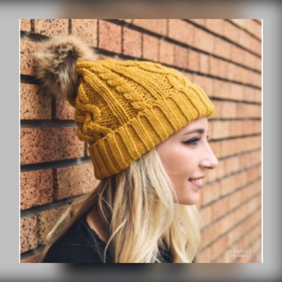 CHUNKY KNIT FUR POM POM BEANIE - Picture 4 of 4